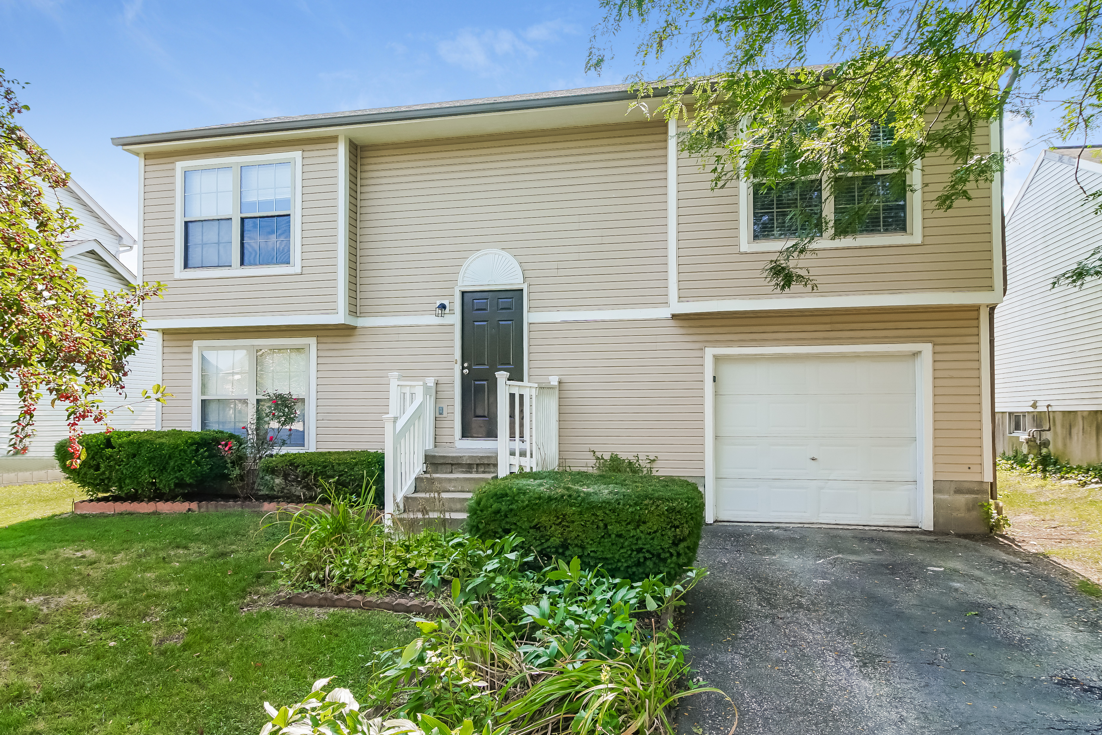 1574 Autumn Village Dr Columbus, OH 43223